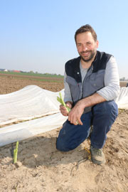 Florian Raba auf einem seiner Spargelfelder, auf denen u.a. auch grüner Spargel unter schützender Folie angebaut wird  (©Foto:Martin Schmitz)